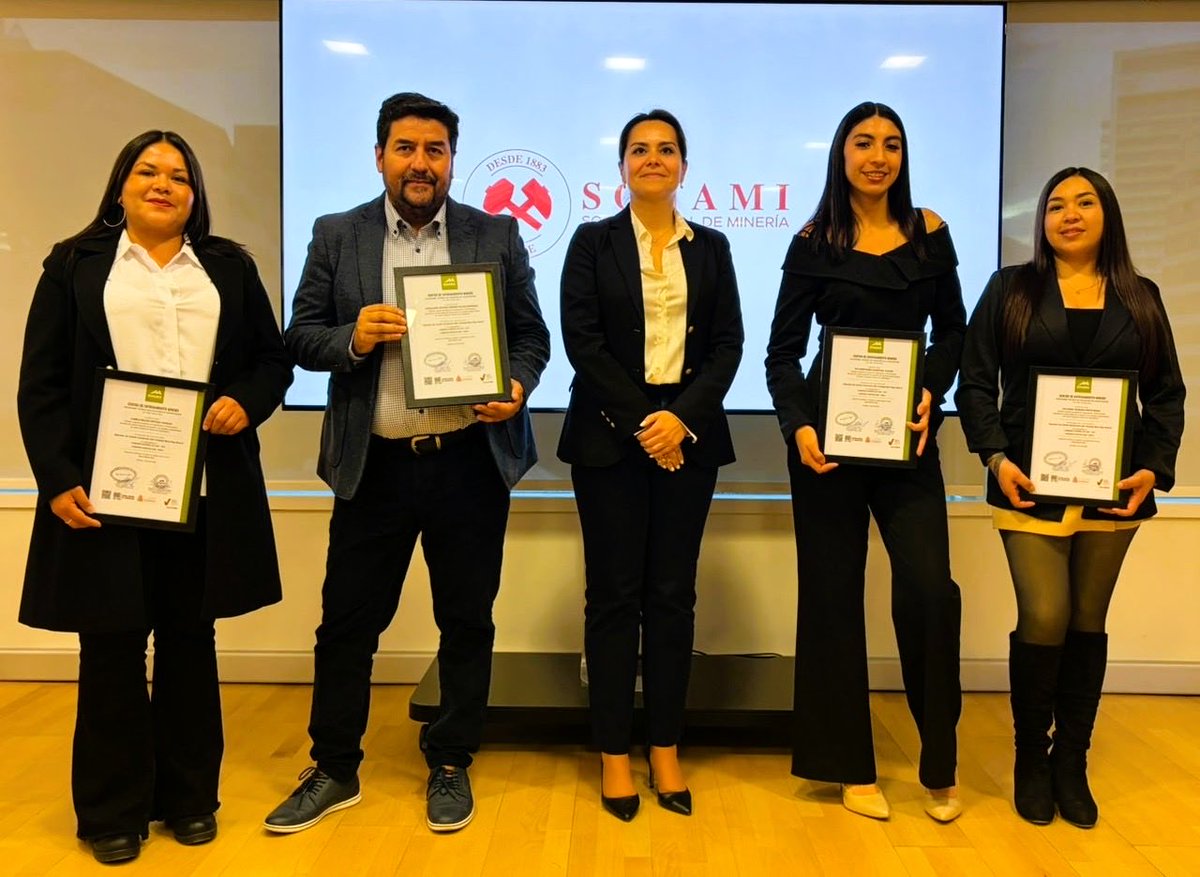 Sonami_Chile's tweet photo. Estamos muy contentos de haber sido parte de una emotiva ceremonia donde 18 mujeres completaron con éxito el curso de “Operación de Camión de Extracción Alto Tonelaje” #CAEX, desarrollado por la Fundación Tecnológica de SONAMI e @Inacex. 👷‍♀️👩‍🎓 https://t.co/fJTvb3An77