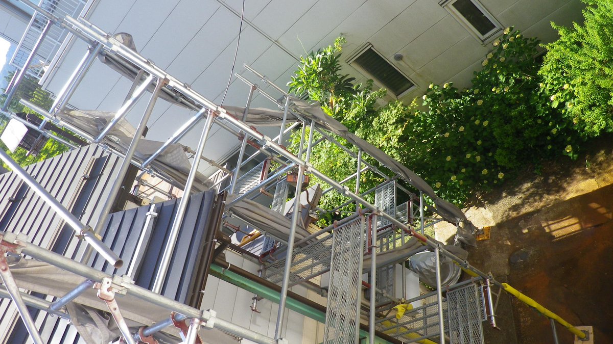 oi21com's tweet photo. #長岡市の空模様
学校町1:05日(金)。風が強い。来週体育祭予定の高校のグラウンドに応援のパネルを建てる準備が始まっていた。 https://t.co/1iM5eMJCy9 の長岡の時間予報は6時から 晴れ/晴れ/晴れ/晴れ/晴れ/晴れ/晴れ 予想気温19から32℃。写真は07:36東側窓の外。 https://t.co/MEIGyEvhfH