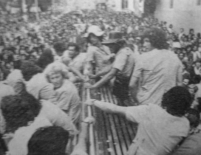 TimedopovoSC's tweet photo. O dia que o Figueirense parou Florianópolis

No dia 05/10/1975 o Figueirense derrotou o Bahia em plena Arena Fonte Nova e se classificou para a segunda fase do Campeonato Brasileiro daquele ano.

No dia seguinte a delegação alvinegra foi recebida com festa, um Mar Alvinegro tomava conta das ruas de Florianópolis.

O orgulho se traduziu numa enorme projeção popular e o time desfilou em carro aberto através de uma multidão de torcedores que se concentrava na Praça XV de Novembro.