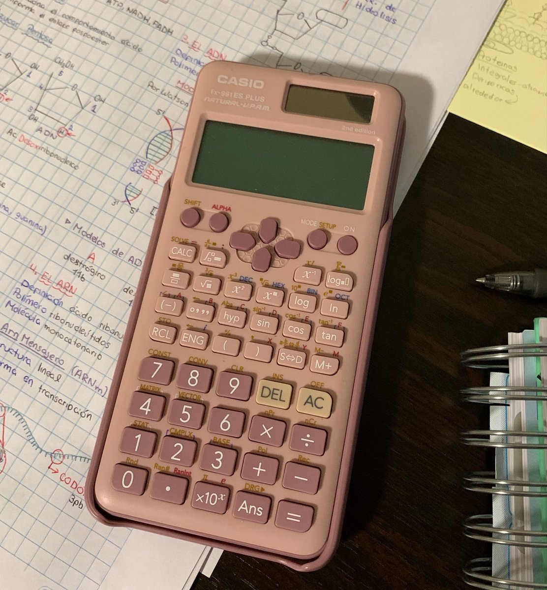 eruriakgae's tweet photo. la calculadora rosita viendo que solo fue comprada para sumar 1+1 y estar de adorno https://t.co/okC8H8uxhI
