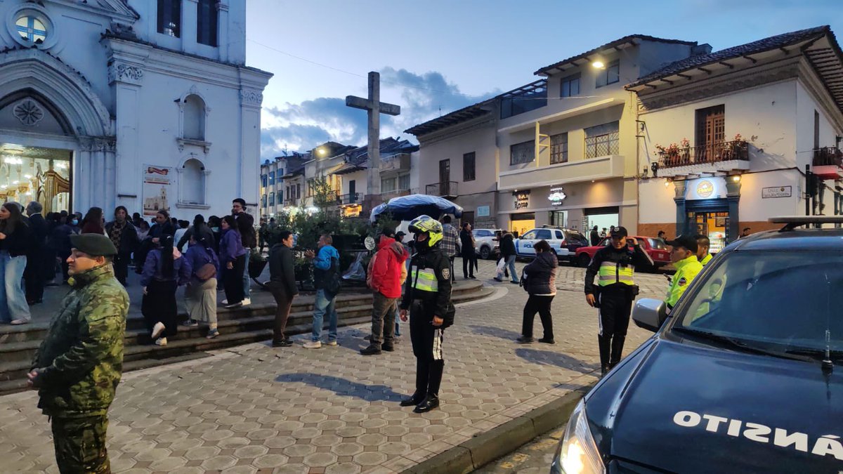 emov_ep's tweet photo. ⚠️ ¡Atención conductores! 

Hoy inicia el Corpus Christi en Cuenca. 
Contamos con agentes en puntos estratégicos controlando la movilidad. 

Debido a la peatonalización del centro, te sugerimos tomar vías alternas y planificar tus rutas. 🛑🚗

@czamoramatute 
@AlcaldiaCuenca1 https://t.co/CajwmScA78
