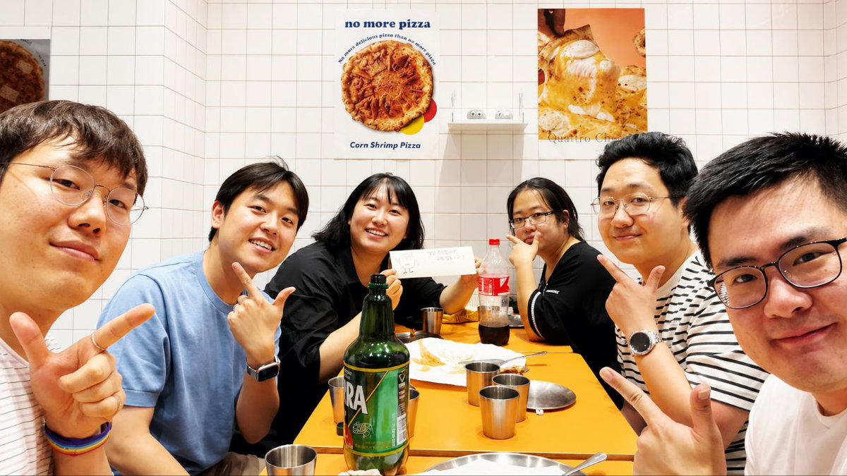 writerpmk79's tweet photo. 어제(4일) 저녁, 이번 지방선거를 함께 달려온 정의당 서울시당 지방선거 서포터즈 정책미디어팀 평가회의를 진행했습니다. 여러 일정으로 팀원 모두가 한자리에 모이지는 못했지만, 치열했던 여정을 함께했던 이들이 모여 그동안의 시간을 담담히 갈무리했습니다.
(노모어피자 먹골점에서 모였는데, 피자가 정말 맛있었습니다! 🍕👍)

먼저 선거 결과에 대한 소회와 더불어 정책미디어팀 활동 소회에 대해 나누었습니다. 선거 결과를 담담하게 인정하고 "우리가 가야 할 길을 모색하면 된다"는 마음으로 서로의 기운을 북돋우며 마음을 다시금 끌어올릴 수 있었습니다.

이날 회의에서는 정책미디어팀 활동 소회에 대해 나누고, 각자의 '원픽 콘텐츠'였던 정의밴드, 정의당 전진대회 후보 소개 영상, 후보 연설 쇼츠 등에 대한 이야기를 이어갔습니다. 특히 정의밴드 비하인드 스토리로 유쾌한 웃음꽃을 피웠고요. 애초 계획보다 훨씬 많은 웹자보와 카드뉴스, 영상을 제작했음에도 그 과정을 모두 "즐겁게 해냈다"고 말해주는 팀원들이 참 고맙고 든든했습니다.

가게 운영 시간이 끝날 때까지 진보정치와 정의당이 나아갈 길에 대해 다양한 이야기를 이어갔습니다. 현실은 가혹할지라도 시민의 일상과 삶의 자리가 바로 진보정치의 존재 이유이기에, 당당하게 그 다음을 준비하겠습니다.

비록 어제 자리는 다 함께하지 못했어도, 보이지 않는 곳에서 묵묵히 제 몫을 다해준 모든 정책미디어팀원들이 있었기에 완주할 수 있었습니다. 이렇게 멋진 사람들을 믿고 다시 앞으로 갑니다.

우리의 걸음은 멈추지 않습니다. 💛