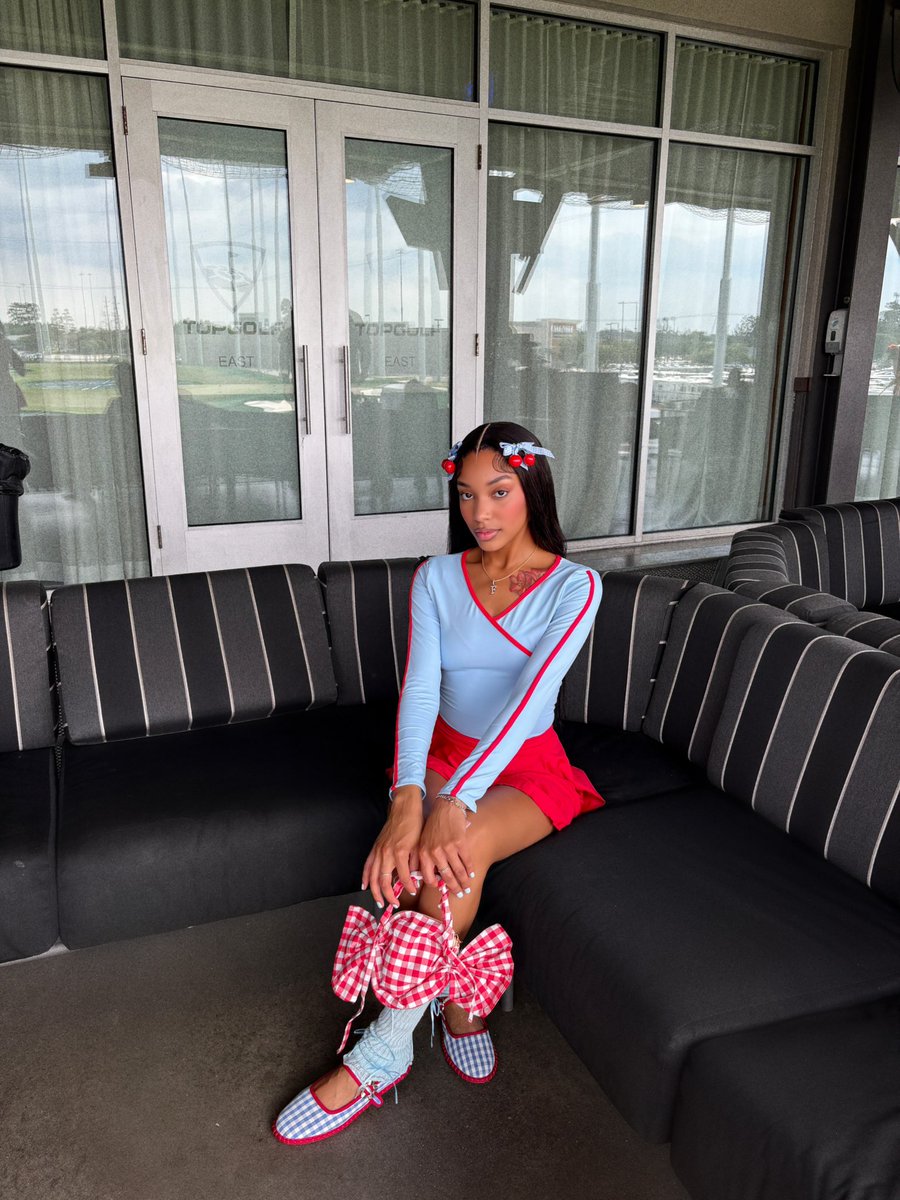 najiaworld's tweet photo. Cherry Bomb sitting pretty on the golf course 🍒 https://t.co/jEgfFUd842