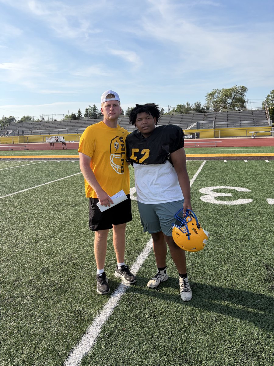 ZionCrock's tweet photo. Thank you so much @valpoufootball for the camp invite and letting me get a chance to compete today. Thank you DL coach @Coach_RJG and TE coach @CoVierstra for the wonderful tips and advice to make me better this coming fall. @LyonsTwpFball @HHAthletics1 @ExpoRecruits https://t.co/uwKInWrLmd