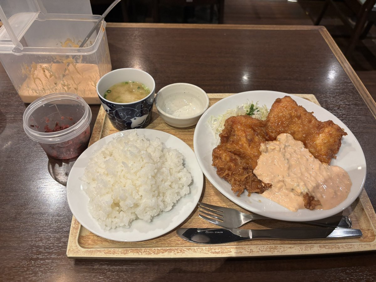 44kunkun's tweet photo. タルタルかけ放題って、いい響き😊
一枚肉を自分サイズにカットして、たっぷりタルタルで頬張る。
カリカリ、ジューシーに合わさるから美味しい😋
黒酢もいい仕事しとります。🍚がすすむ。
漬物、カレー粉、黒胡椒、タバスコで味変も楽しめて素晴らしいランチでした😄
わんぱくにはたまらん😁 https://t.co/uFmfsNmEGW