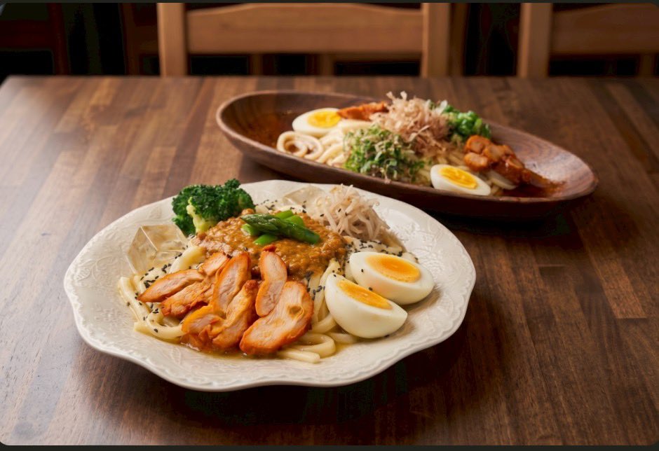 madchefs08's tweet photo. MAD CHEFs全店舗で、期間限定夏恒例
「冷やしうどん」始まってます

前年のカレーうどん&amp;今年の新作冷やしオクラうどん！

まだ気温差激しくツルツル冷や冷やの気分ではないかもですが灼熱シーズンになったらぜひMAD CHEFsで涼んでくださいね！
夏限定です！

 #蒲田ランチ #蒲田グルメ #うどん https://t.co/pDO9AsdKNI