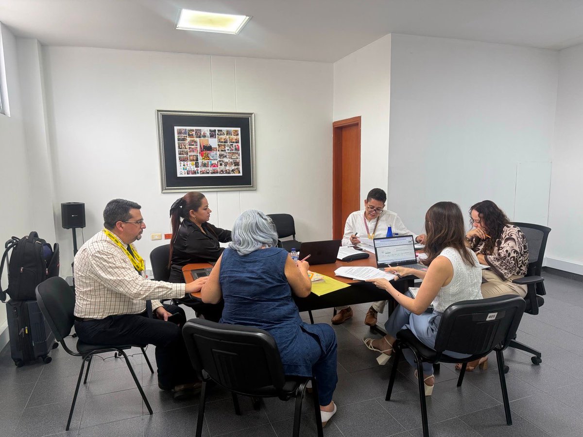 URestitucion's tweet photo. El Grupo Fondo de la #URT avanza en el cumplimiento de las órdenes de compensación. 

En el primer semestre de 2026 se han expedido 25 resoluciones que benefician a 35 personas de Norte de Santander, Arauca y Magdalena Medio.

El 3 de junio de 2026 se realizó una jornada de seguimiento a 60 órdenes de compensación tramitadas ante el despacho de la magistrada Yenny Paola Ospina Gómez, correspondientes a las Direcciones Territoriales Norte de Santander, Arauca y Magdalena Medio.

Estas acciones representan una inversión superior a $4.900 millones y reflejan el compromiso institucional con la garantía efectiva de los derechos de las víctimas.