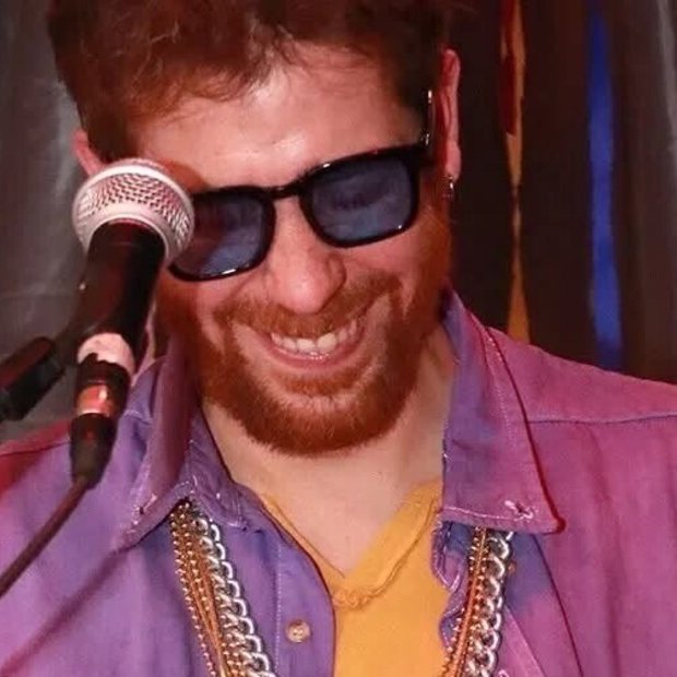 clarincom's tweet photo. EL PROFESOR AGREDIDO POR UN ALUMNO SE RECUPERA DE GRAVES LESIONES

Gastón Maximiliano Valdez, profesor de música de 37 años, continúa recuperándose tras ser golpeado por un alumno de 17 años dentro del Colegio San José de Tandil. Sufrió fracturas en la zona del ojo, la sien y la mandíbula, y permanece en reposo a la espera de una cirugía. La escuela repudió el hecho y aseguró que reforzará los protocolos de convivencia y prevención.

Testimonios

“Lo noté entero, tiene mucho apoyo de la familia, de los amigos y de Tandil. Todavía está entendiendo qué pasó y tratando de reponerse. Es una persona muy activa”. — Juan de las Piedras, amigo del docente.

“Siempre fue profesor. Tiene una gran vocación por la docencia. Sé que va a ser difícil volver al aula como si nada hubiese pasado, pero seguro que va a volver”. — Juan de las Piedras.

“En varias charlas entre mates me había comentado que por ahí era difícil dar las clases. Me había contado que tenía grupos conflictivos”. — Juan de las Piedras

"Yo le escribí el mismo día que me enteré. Físicamente no está bien, está muy lastimado. No fue un golpecito, fue una agresión. Recién hoy me comentó que está en su casa y que la está pasando mal. Ya no tiene analgésicos por suero y sigue muy dolorido" – Juan de las Piedras,

"No es el rol de un docente ser policía dentro del aula. Lo que pasó muestra una situación extrema que preocupa a toda la comunidad educativa". — Juan de las Piedras

“Está en reposo esperando una intervención quirúrgica”.—  Fabián Valdez, padre del docente

(+) en Clarín: https://t.co/vfuk6Bgry0