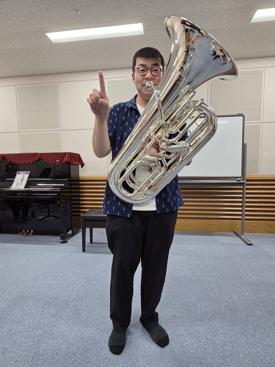 brass_celeste's tweet photo. カウントダウンもいよいよラスト！ Tubaパートのみなさんです！
代名詞とも言える名曲・エヴァルドの金管五重奏曲第1番での活躍や、大編成アンサンブルでのテンポと響きを支える存在感を、どうぞお聴き逃しなく！

ブラスアンサンブル・セレスト
第14回定期演奏会まで
あと 1 日 ！ https://t.co/p3fCrVkCMn