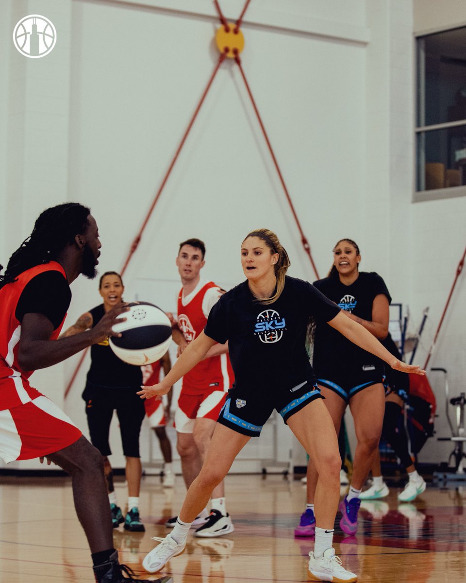 chicagosky's tweet photo. in the lab, back at the crib tomorrow 🏠

#skytown https://t.co/gBBnkROlem