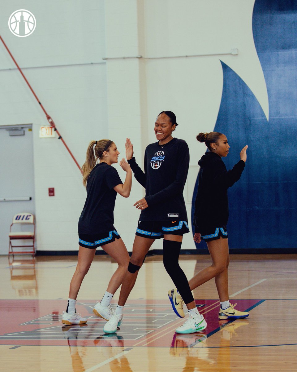 chicagosky's tweet photo. in the lab, back at the crib tomorrow 🏠

#skytown https://t.co/gBBnkROlem