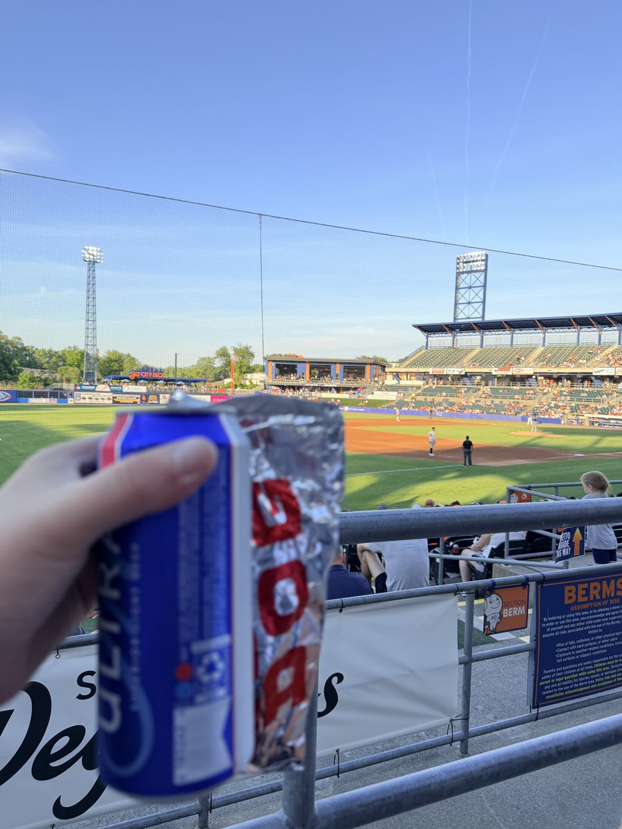 markschmidt_fan's tweet photo. Gf of over two years dumped me over text and refused to talk to me in person about it even though we only live 10 minutes apart. Also we have to work in the same office all summer and I’m pretty sure she’s already banging one of the other interns. 

Michelob ultra and a hot dog. https://t.co/23ET3dM2mE