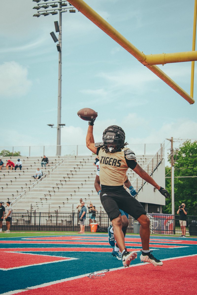 BrokenArrowFTBL's tweet photo. 🐅 x 💪 #goldblooded https://t.co/JBFNkDlSB3