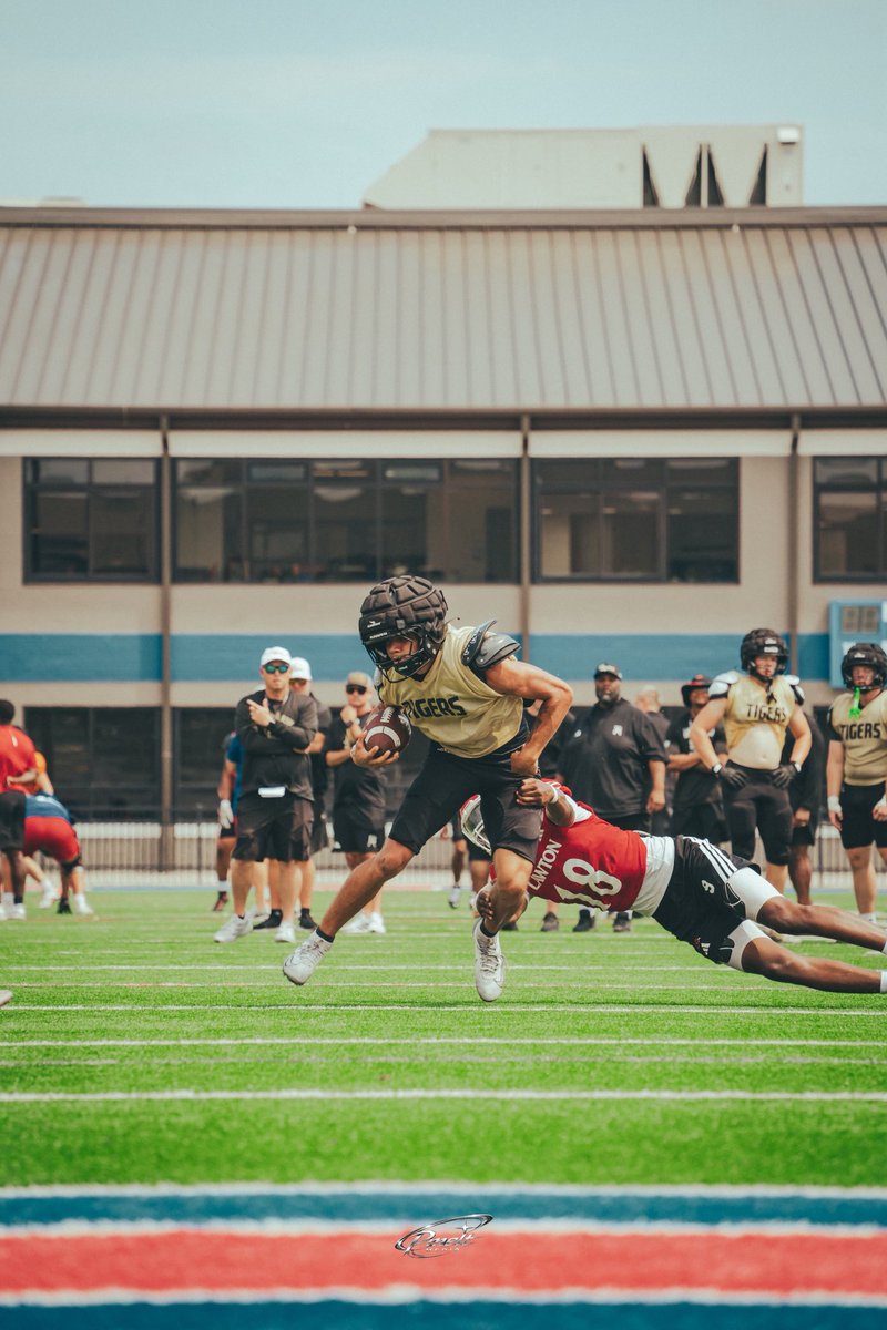 BrokenArrowFTBL's tweet photo. 🐅 x 💪 #goldblooded https://t.co/JBFNkDlSB3