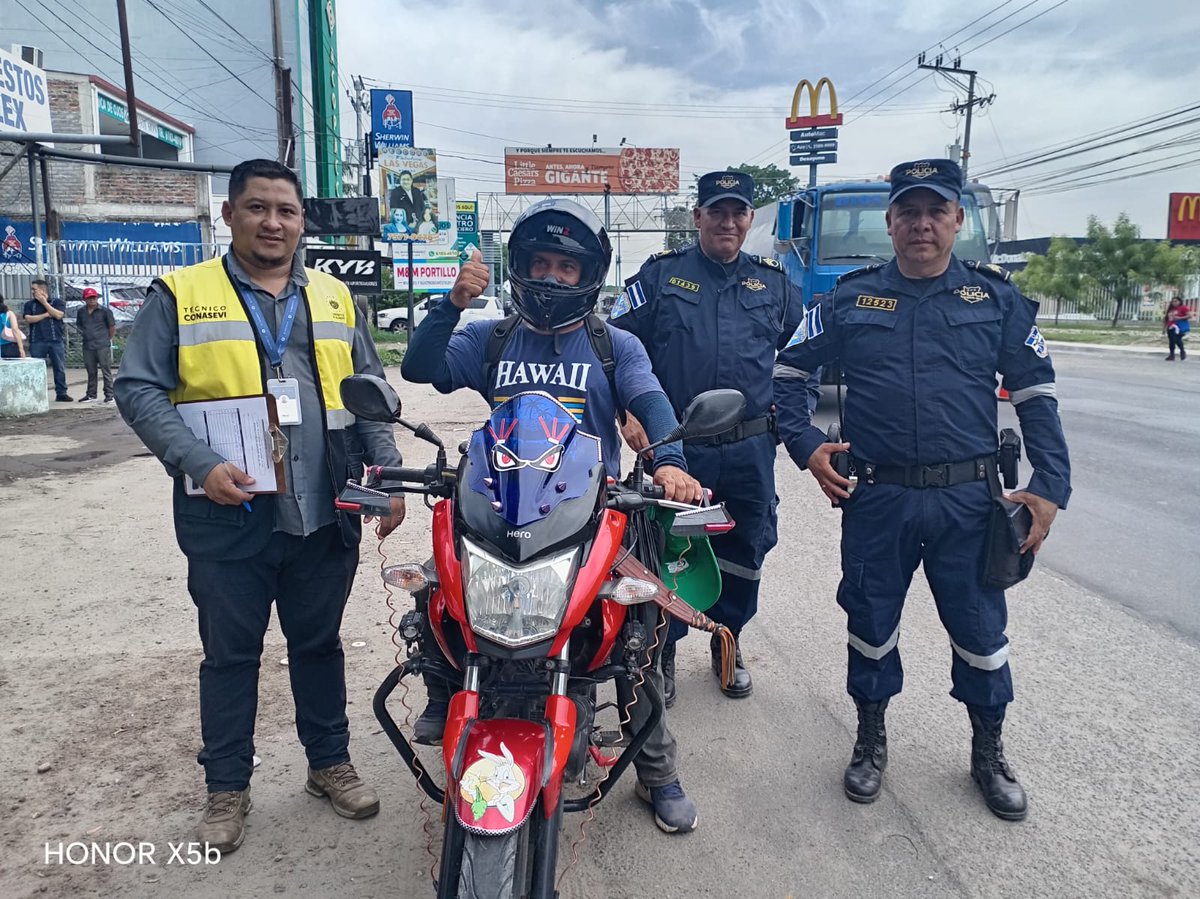 FONATSV's tweet photo. 📍San Salvador | Con el apoyo de la @PNCSV, instalamos un dispositivo vehicular en el kilómetro 34 de la Carretera Troncal del Norte, en el distrito de Aguilares, llevando el mensaje de prevención y seguridad vial a los conductores que transitan por la zona.

Durante la jornada, compartimos recomendaciones para una conducción segura como:

✅ Respetar los límites de velocidad
✅ Evitar distracciones al volante
✅ Mantener la distancia reglamentaria
✅ Practicar una conducción a la defensiva