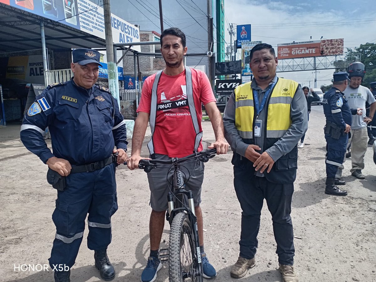 FONATSV's tweet photo. 📍San Salvador | Con el apoyo de la @PNCSV, instalamos un dispositivo vehicular en el kilómetro 34 de la Carretera Troncal del Norte, en el distrito de Aguilares, llevando el mensaje de prevención y seguridad vial a los conductores que transitan por la zona.

Durante la jornada, compartimos recomendaciones para una conducción segura como:

✅ Respetar los límites de velocidad
✅ Evitar distracciones al volante
✅ Mantener la distancia reglamentaria
✅ Practicar una conducción a la defensiva