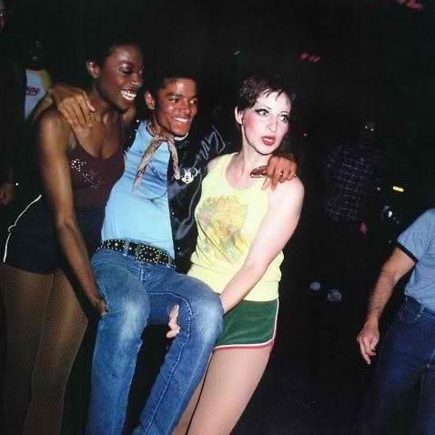 DullahTheking2's tweet photo. Michael Jackson in New York City, 1977 📷

Before he became the King of Pop. https://t.co/xVCoD3aF2q