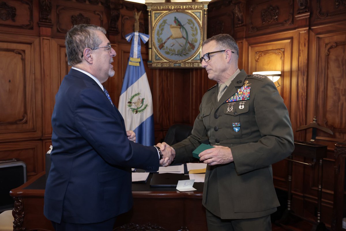 BArevalodeLeon's tweet photo. Ha sido un placer reunirme con el General Francis L. Donovan, Comandante del @Southcom de los Estados Unidos. Nuestro encuentro fortalece la cooperación bilateral que mantenemos en materia de seguridad, combate al narcotráfico y lucha contra el crimen organizado transnacional. 

Guatemala ha demostrado que no está dispuesto a ceder sus fronteras, sus instituciones y su futuro al crimen organizado, y agradecemos la disposición del gobierno de los Estados Unidos de América para colaborar con nuestros esfuerzos en esta materia.