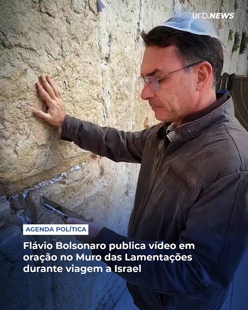 Tha_Gasparetto's tweet photo. Legal ver os Fariseus usurpando a "Marcha para Jesus". Isso só prova o quanto esse sincretismo é maligno! 

Esse aí não é o Flávio Rachadinha que estava batendo cabeça no muro das lamentações rodeado de sionistas? 
Não é o Flávio Rachadinha que estava cantando o samba enredo do "Exu tranca rua" no carnaval? 

Caramba, o cara não tem limites. 
Um dia grita com Jesus, outro dia está com judeus que desprezam Jesus, e no carnaval ele canta para o Exu! 🤣

Esse tem DNA de político mesmo