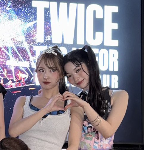 modaiun's tweet photo. THIS IS EVERYTHING TO ME 😭🤍🩷

#DAHYUN #MOMO #DAHMO https://t.co/YJvP19AKht