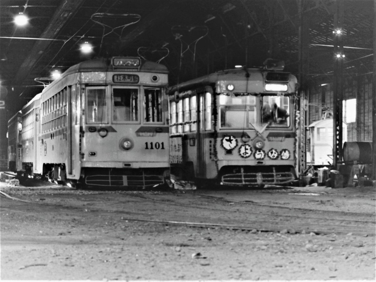 shiden_school's tweet photo. 今日の一枚は、滝頭車庫（磯子区）です。
1100型、装飾電車、入換機が並んでいます。
装飾電車は屋根の上にスピーカーが載っているので、営業最終日の様子でしょうか。

滝頭車庫（1972年3月　森田満夫氏撮影） https://t.co/pzqIjdiOah