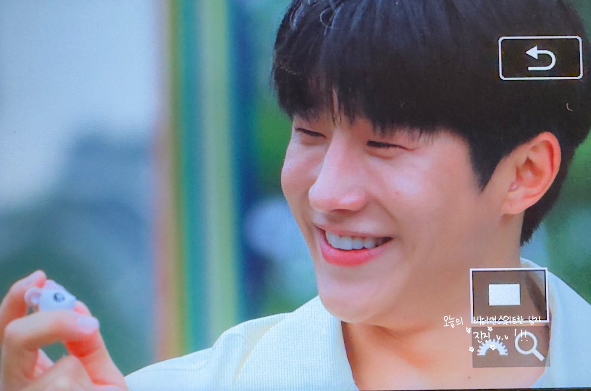 withjinwoo_com's tweet photo. 260604 퇴근pre

#아스트로 #진진 #JINJIN #ASTRO
@offclASTRO @JINJIN_offcl https://t.co/GouDLX3LWl