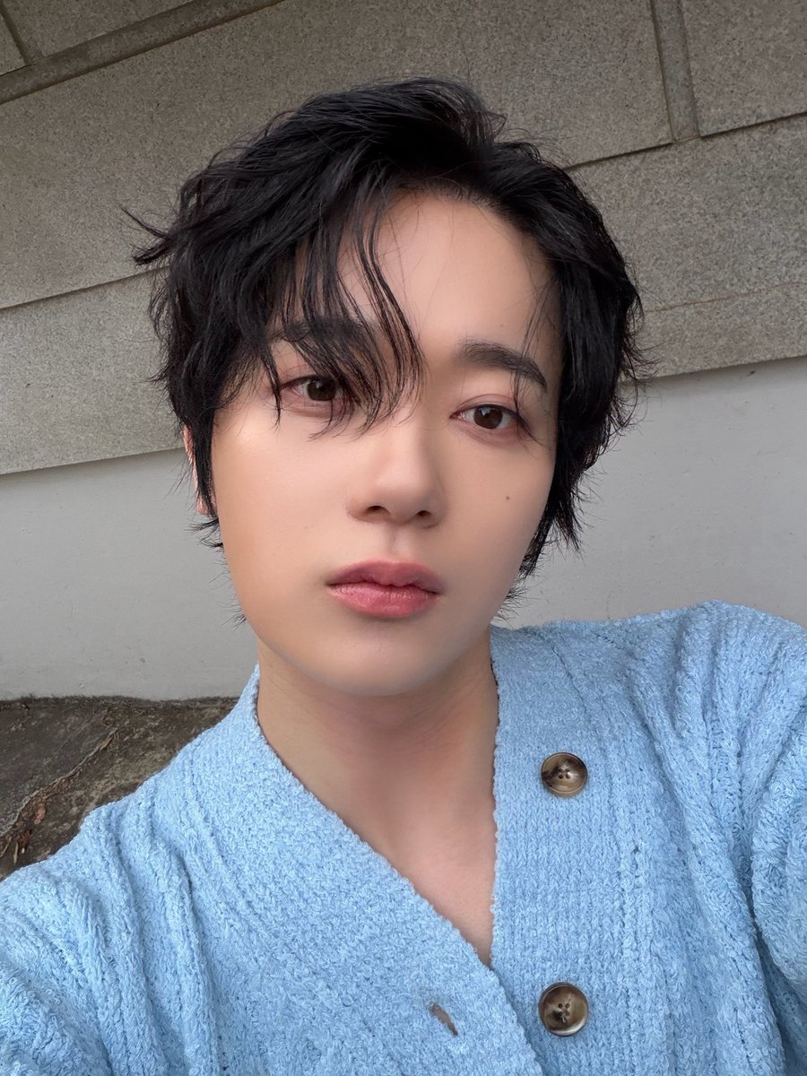 iloveyechan's tweet photo. i’m late but here’s my selca day 🥹💗
@OmegaX_official 
#ForXSelcaDay #FXSD
#오메가엑스 #OMEGA_X https://t.co/f2u1bTO1ni