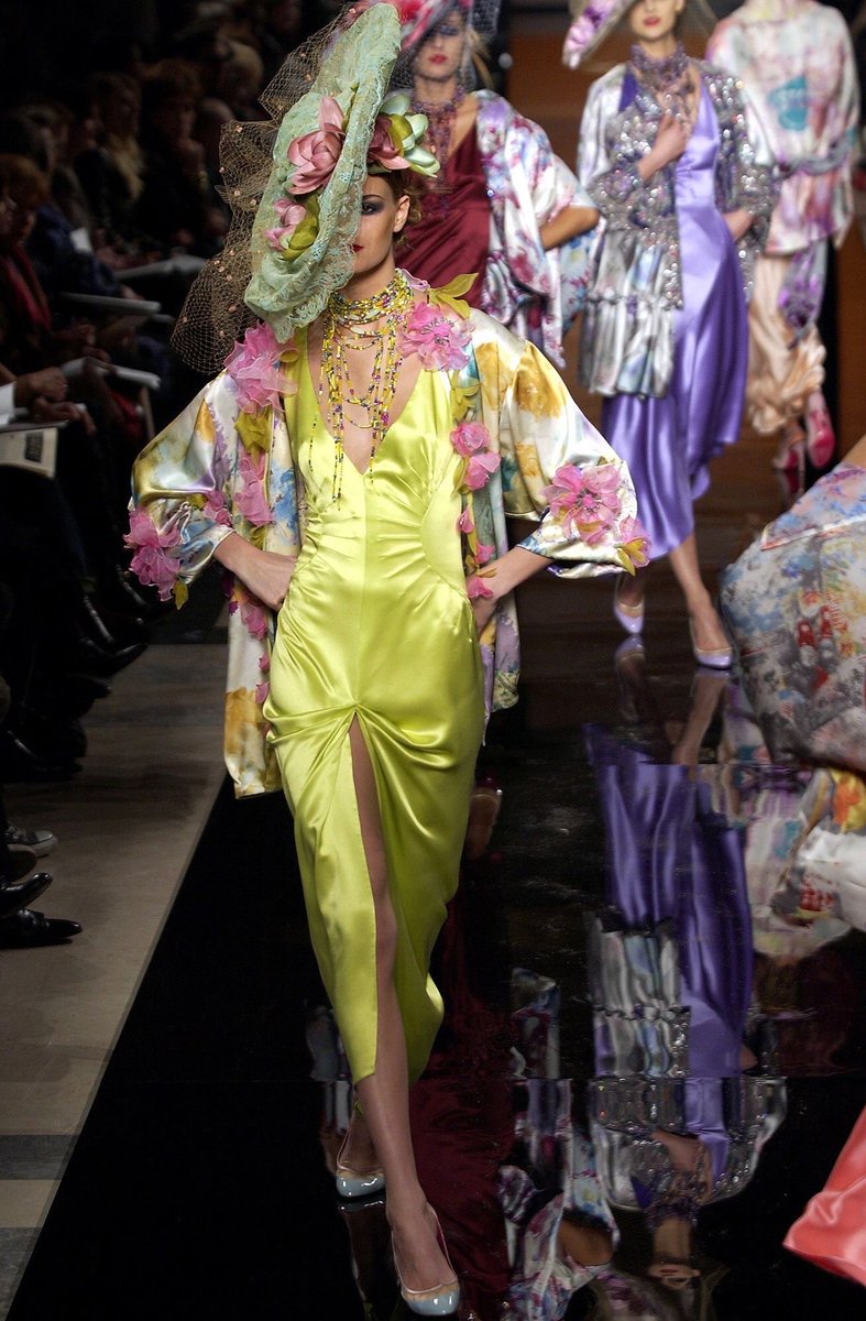Brandodea's tweet photo. @ryvnlovve Couture Spring 2003 is 🔥 https://t.co/V0JbLeNheF