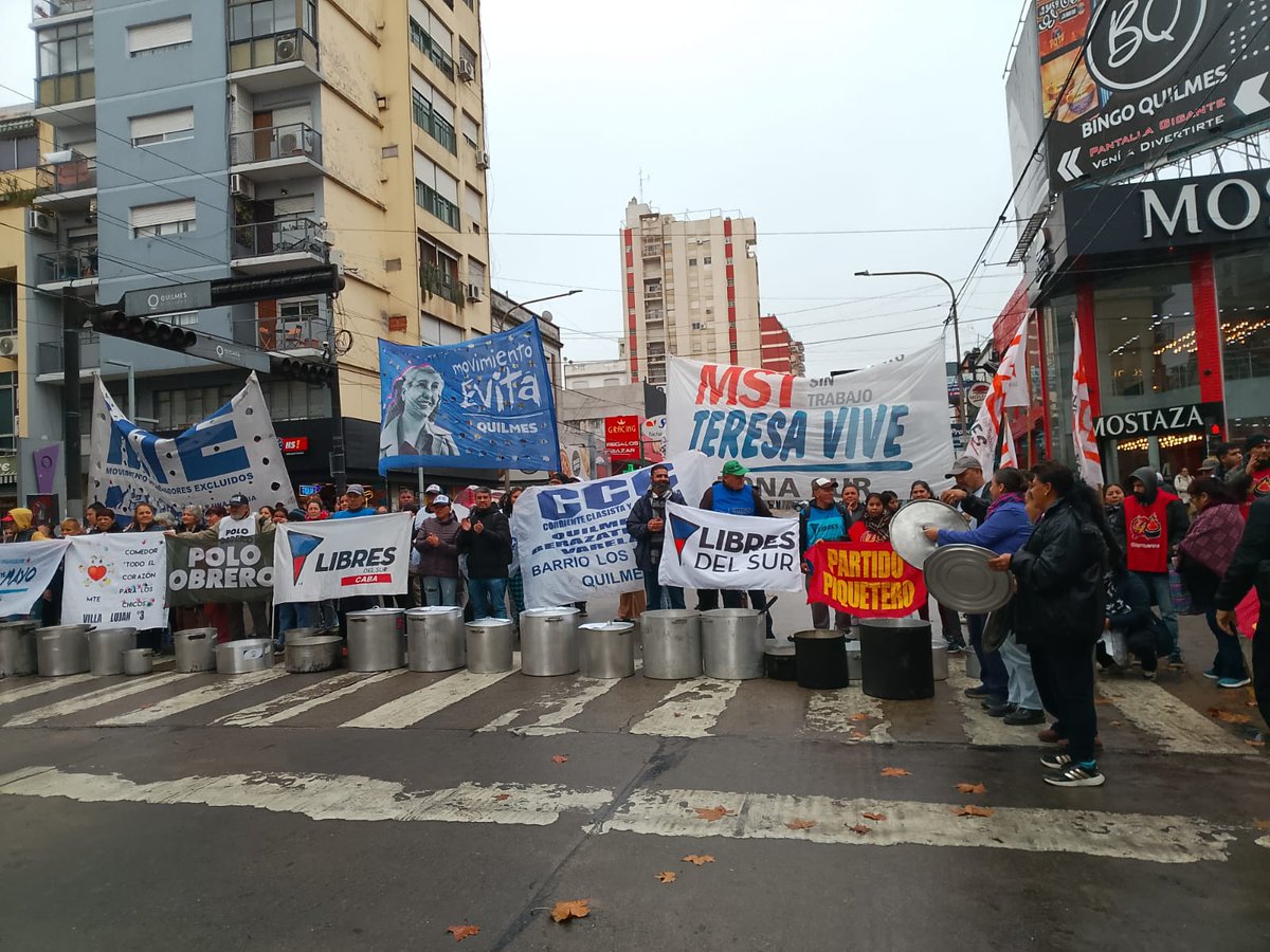 MstQuilmes's tweet photo. 👉🏾 Es es la lucha que estamos dando, una que si no la ganamos perderemos todas las demás luchas. El hambre lleva a la descompresión social que da paso a la delincuencia y a la droga. Hoy luchamos contra eso, frente a la ausencia del estado, para recuperar nuestros barrios. https://t.co/ov9jFwNS8u