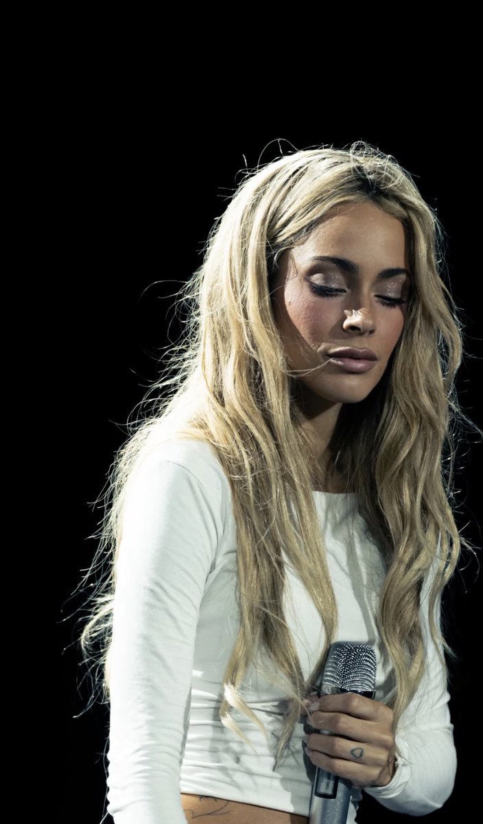 TeffStoessel's tweet photo. “Miradas opacas, focos que me apagan” https://t.co/lpXYImNCdn