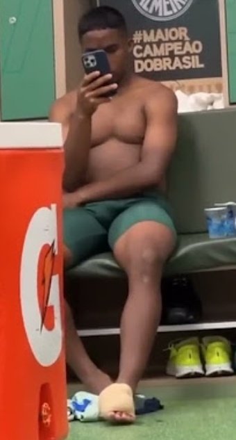 cumshotspl22's tweet photo. Aquele momento em que o macho está exalando testosterona #Endrick 😈😈 https://t.co/C7eHo5C1aa