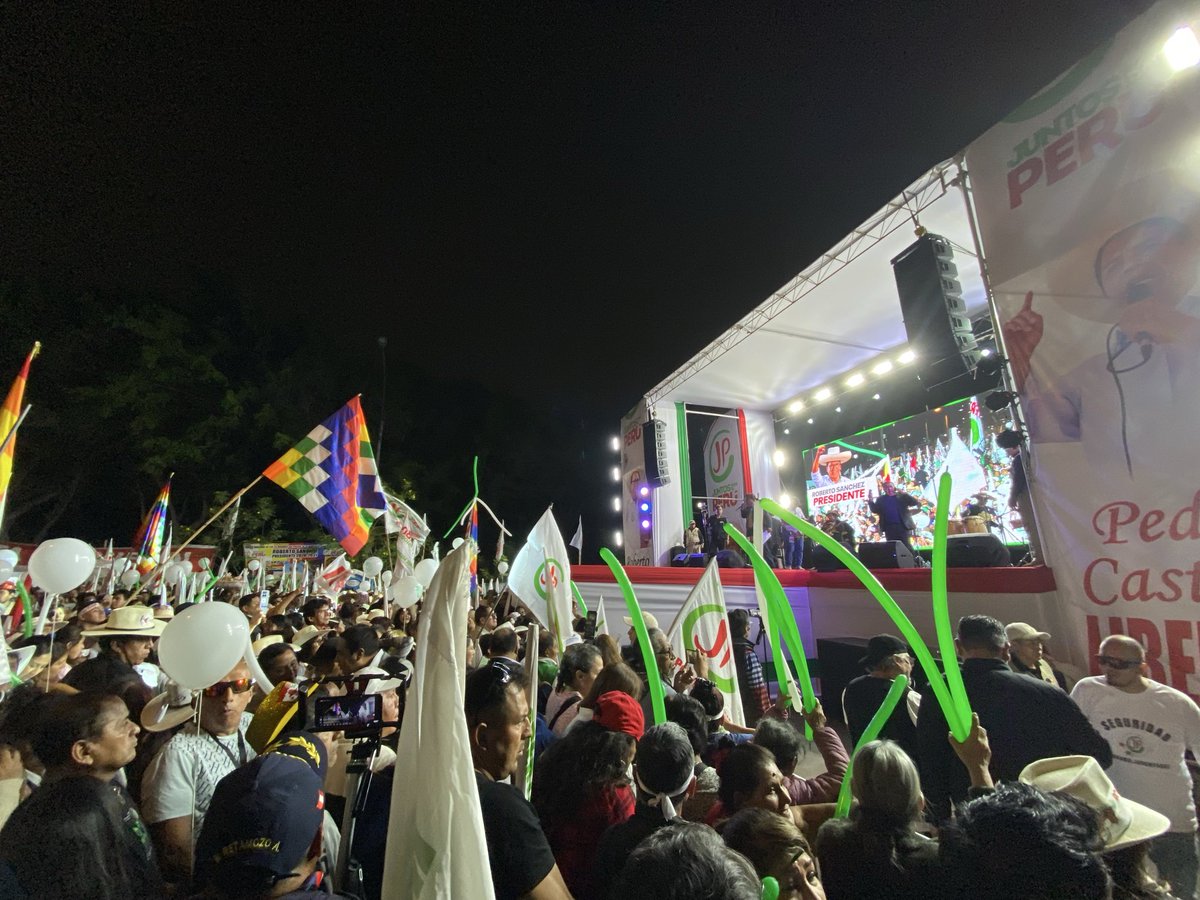 vinelliU's tweet photo. #Ahora 6:41 pm, seguidores de #RobertoSanchez esperan en el Campo de Marte. Acompañan bandas musicales. #EleccionesPerú2026 https://t.co/OKtkQztAqs