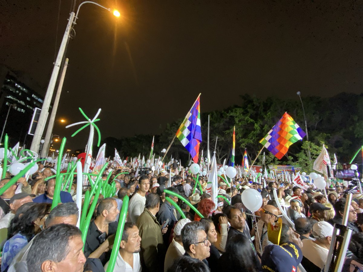 vinelliU's tweet photo. #Ahora 6:41 pm, seguidores de #RobertoSanchez esperan en el Campo de Marte. Acompañan bandas musicales. #EleccionesPerú2026 https://t.co/OKtkQztAqs