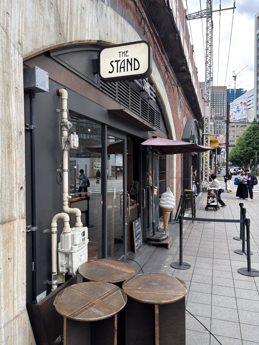 44kunkun's tweet photo. で、ここのコーヒーソフトクリームを食べに移動🍦
コーヒーのよい香りと甘過ぎないソフトクリーム、外カリ中しっとりのカヌレが美味しい😋
あっという間に消えてなくなっちゃった😢
あっ、買えばよかったのかww
手軽に食べられるし、散歩中にはよきスイーツでした😊

さぁ、また仕事だww https://t.co/GP70pAiRcQ