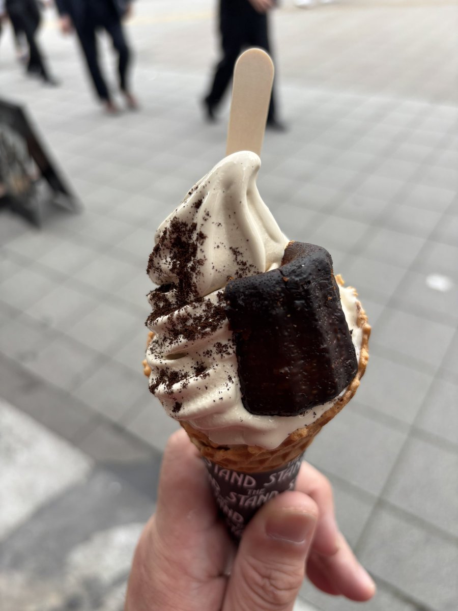 44kunkun's tweet photo. で、ここのコーヒーソフトクリームを食べに移動🍦
コーヒーのよい香りと甘過ぎないソフトクリーム、外カリ中しっとりのカヌレが美味しい😋
あっという間に消えてなくなっちゃった😢
あっ、買えばよかったのかww
手軽に食べられるし、散歩中にはよきスイーツでした😊

さぁ、また仕事だww https://t.co/GP70pAiRcQ