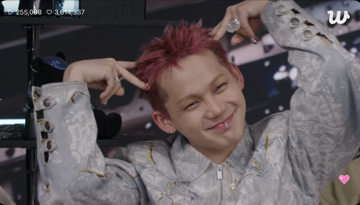 teuhaTEUMEteuha's tweet photo. 🖤🩶🎮🎤⛓️‍💥#CHOIHYUNSUK https://t.co/DCyrcJEpVT
