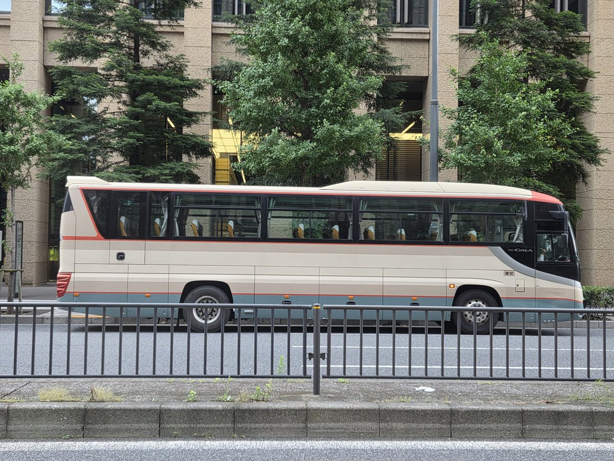iruiru7070's tweet photo. 大手町で見かけたインバウンド屋のガーラ｡一部塗り替えているが元々の事業者がわかるな。多分あそこだな https://t.co/kQacWiyDBq