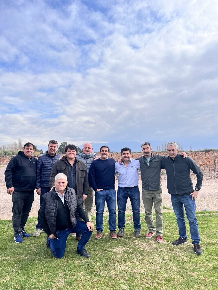 daniel_pperez's tweet photo. Cerrando una gran gira con el productores del barrio de Buchardo y de paso para hablar un poco de nuevos lanzamientos de @agdexperta.

Era muy interesante mandar audios al chat de app.experta (responde con informes y datos) después del terroir mendozino. Paso la prueba de fuego https://t.co/hOmqSyt0Ap