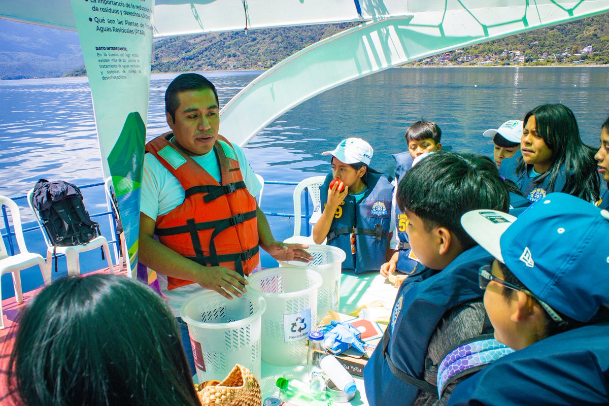 AMSCLAE's tweet photo. 🤝🌎 Esta actividad se desarrolló en conjunto con la Dirección Departamental de Educación @MineducGT  y la Municipalidad de San Juan La Laguna. Juntos fortalecemos la educación ambiental y el compromiso de las nuevas generaciones con la protección del Lago de Atitlán. https://t.co/BlFIBCPS78
