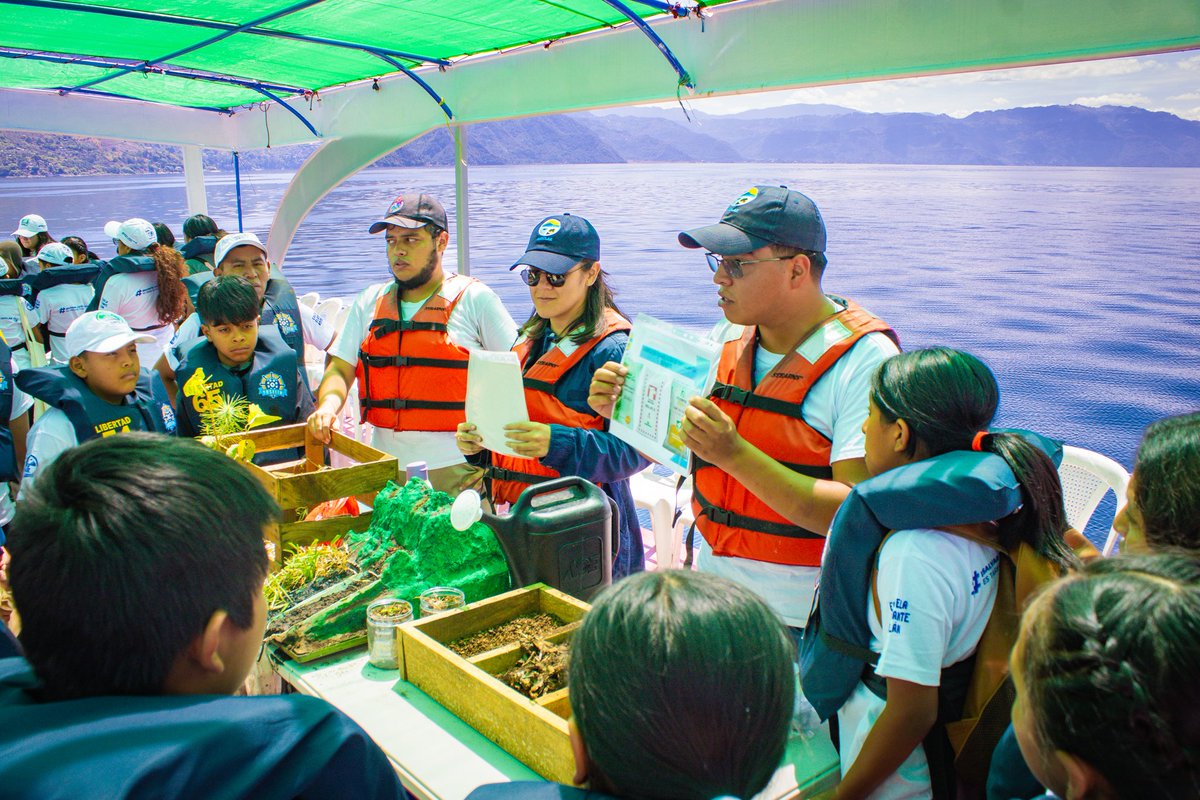 AMSCLAE's tweet photo. 🤝🌎 Esta actividad se desarrolló en conjunto con la Dirección Departamental de Educación @MineducGT  y la Municipalidad de San Juan La Laguna. Juntos fortalecemos la educación ambiental y el compromiso de las nuevas generaciones con la protección del Lago de Atitlán. https://t.co/BlFIBCPS78