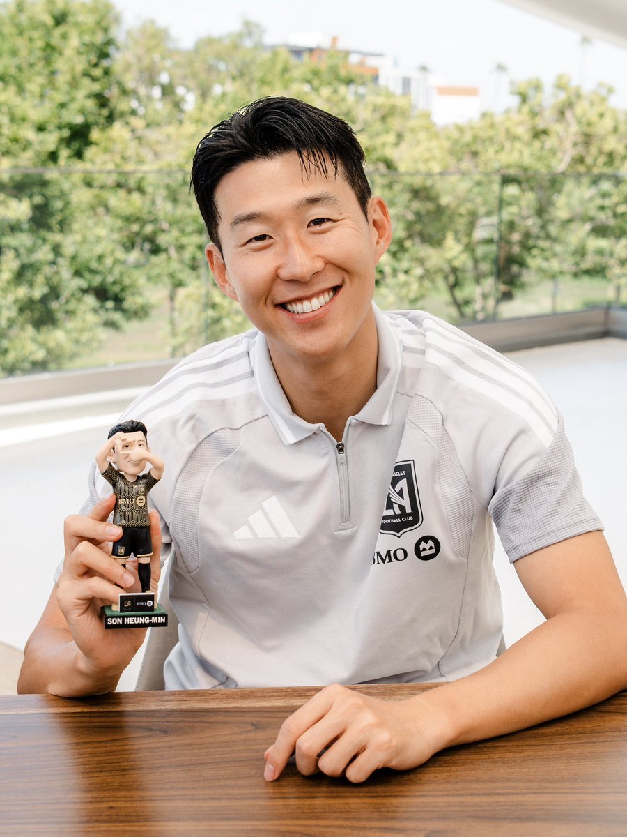 k_son7's tweet photo. stamping his mark in la with all these little events, side quests, and souvenirs! i’m so proud and happy for my baby!! 🫩🥹 https://t.co/7nyBODFbz4