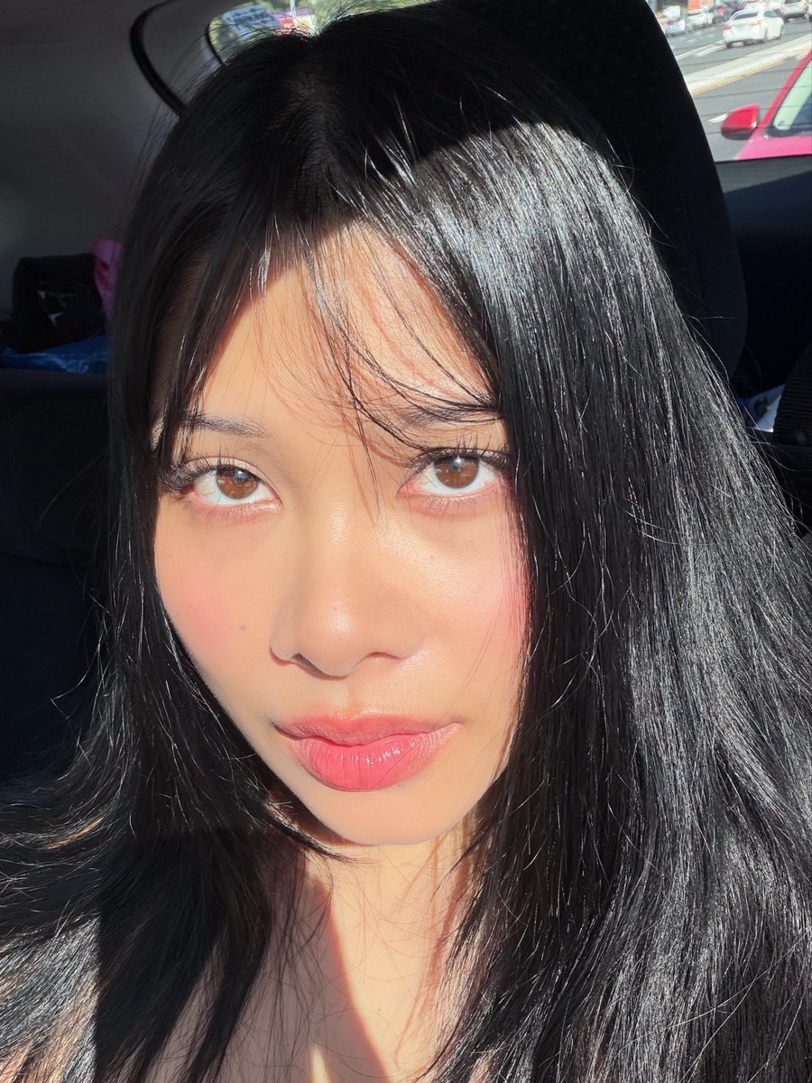 fell___omen's tweet photo. Makeup is perfect today https://t.co/GvZq2y5NoO
