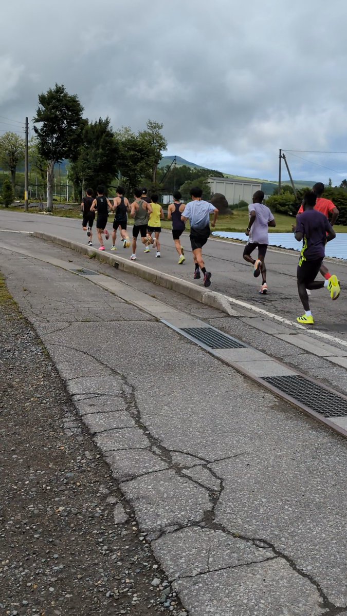 chujitsu_tf's tweet photo. 中国実業団長距離選抜合宿
期間: 6/1〜6/13
場所: 長野県菅平高原
3日目 25K走　練習風景 https://t.co/9PWRPjQ4M2