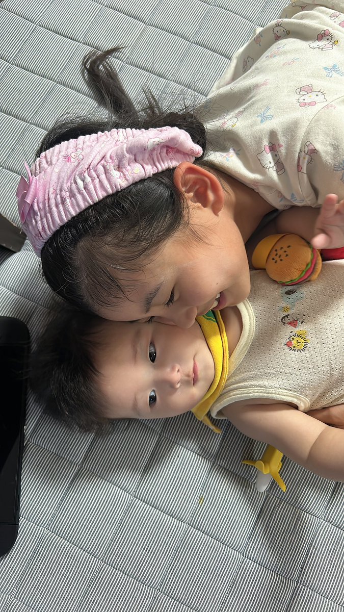 honochaaan5454's tweet photo. おはほのち〜☀️
ほのちゃんのこだわり②
学校から帰ってきたら
すぐに顔を洗ってヘアバンドをする🤭

ママが小学生のときこれを毎日してるのを
ばあばに聞いたそうで（暑いからしてただけ）
ニキビができたことなくて（多分体質）
ツルツル肌になりたいから✨
だそうです🤭💓

今日も一日がんばろう💓 https://t.co/9weaimye5W