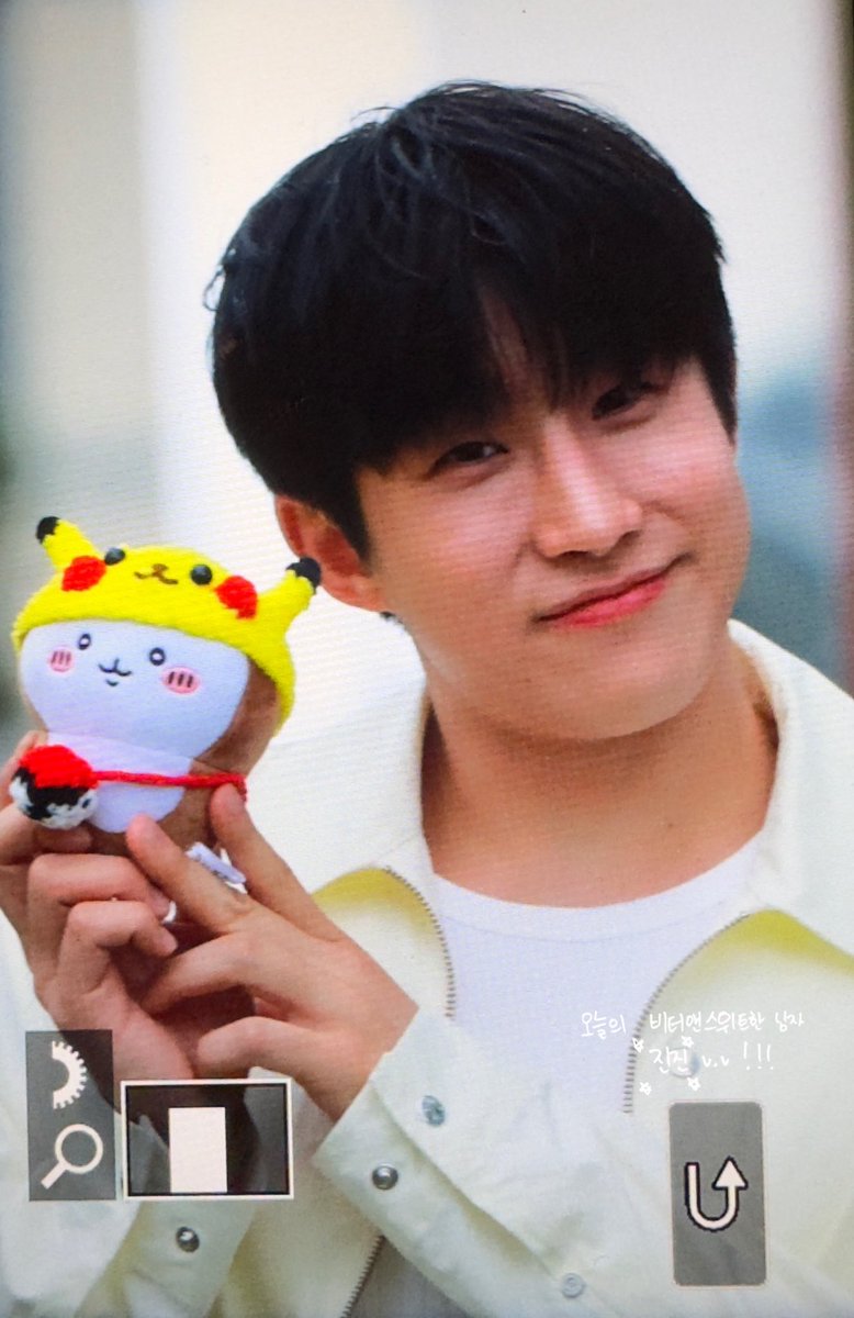 withjinwoo_com's tweet photo. 260604 퇴근pre

#아스트로 #진진 #JINJIN #ASTRO
@offclASTRO @JINJIN_offcl https://t.co/1HbIbvNG0F