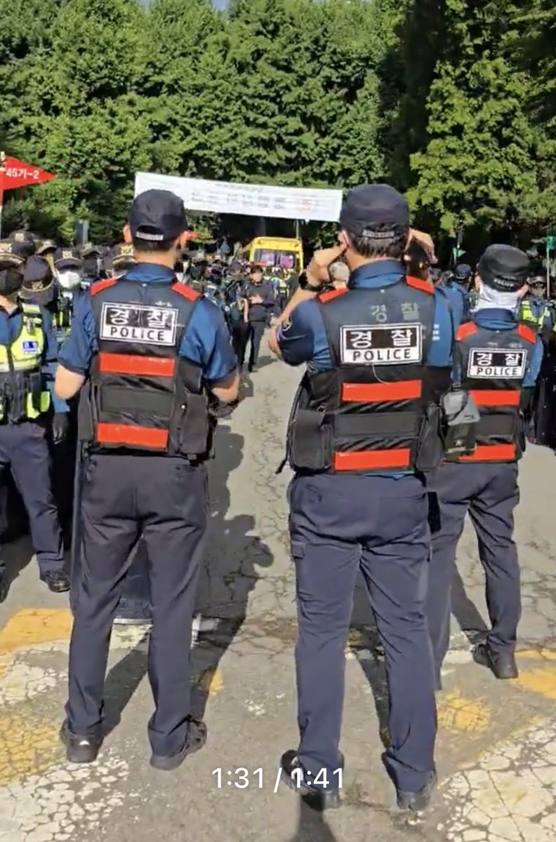 m_unsolved's tweet photo. @YOOTAKSON @feel_mood_v 애국가 부르니 저렇게 귀를 막네요… https://t.co/zqAgfiYAK1