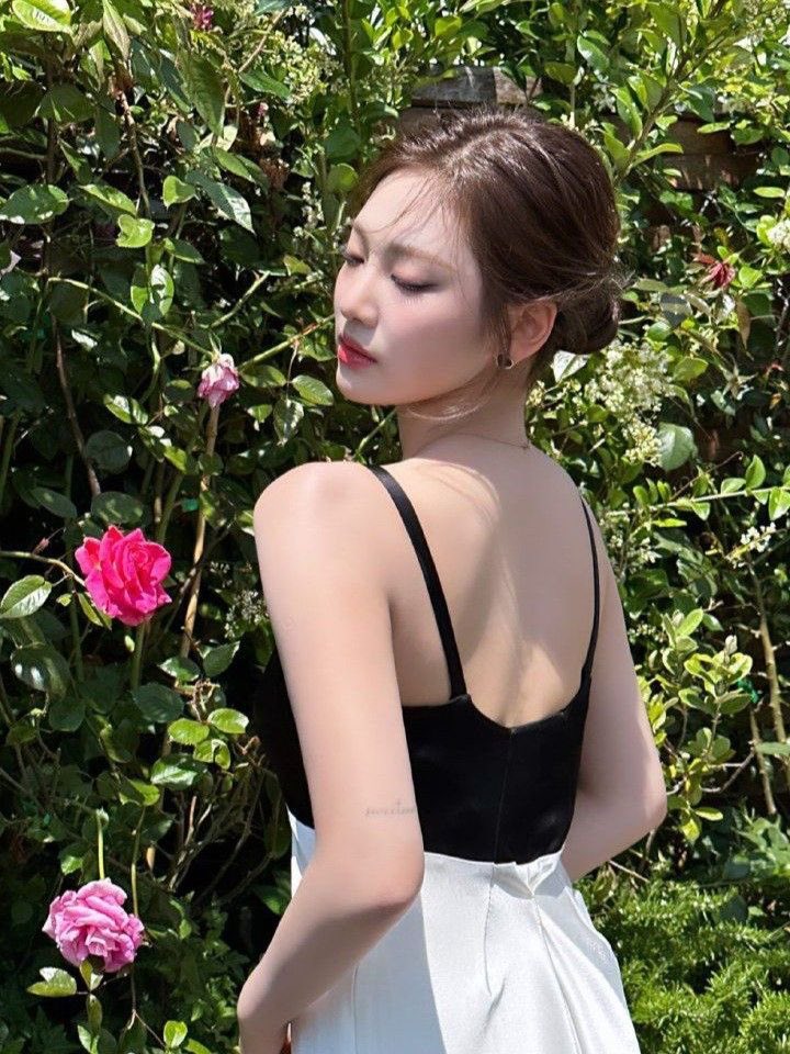 erjdoc's tweet photo. #NINGNING 🖤🌺 https://t.co/tVHvA692wA