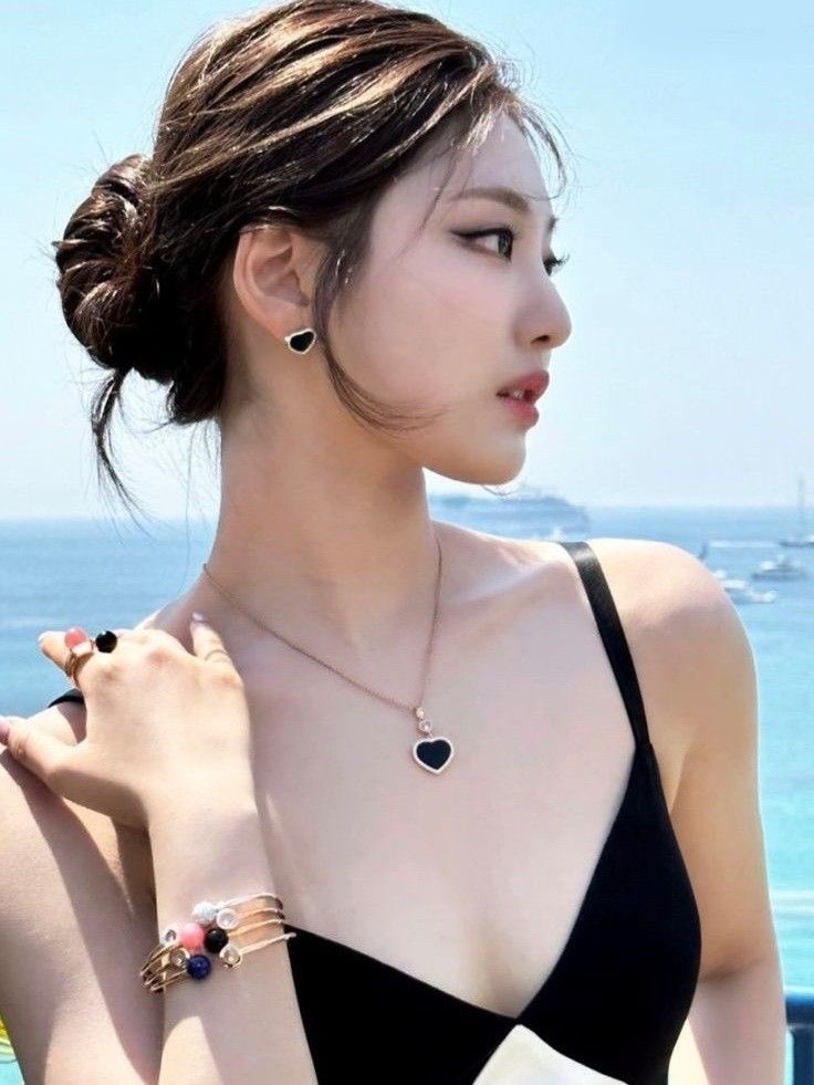 erjdoc's tweet photo. #NINGNING 🖤🌺 https://t.co/tVHvA692wA