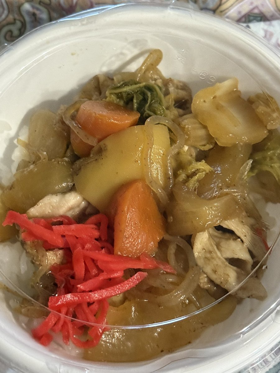 macha_zo's tweet photo. おはようございます〜

さあ金曜日だあー💦明日は休み🎌

本日の弁当は肉じゃが丼😅

　それ、うまいんか😺 https://t.co/lm0fn6EBVB