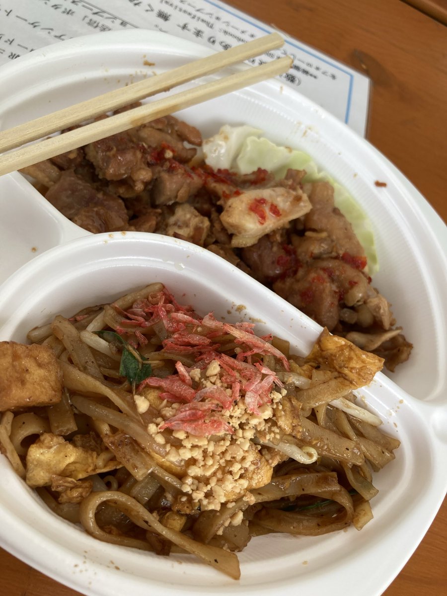 jun_opera's tweet photo. そいえば大阪のタイフェスにも行きました。プアンマーライってお花のアクセサリーと果物を模した緑豆の練り切りのお菓子を作ったよ😄 https://t.co/PS2pqUNA1j